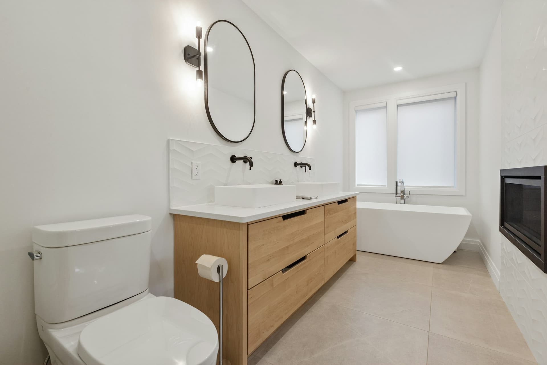 Beyaz seramik banyo lavabosu
