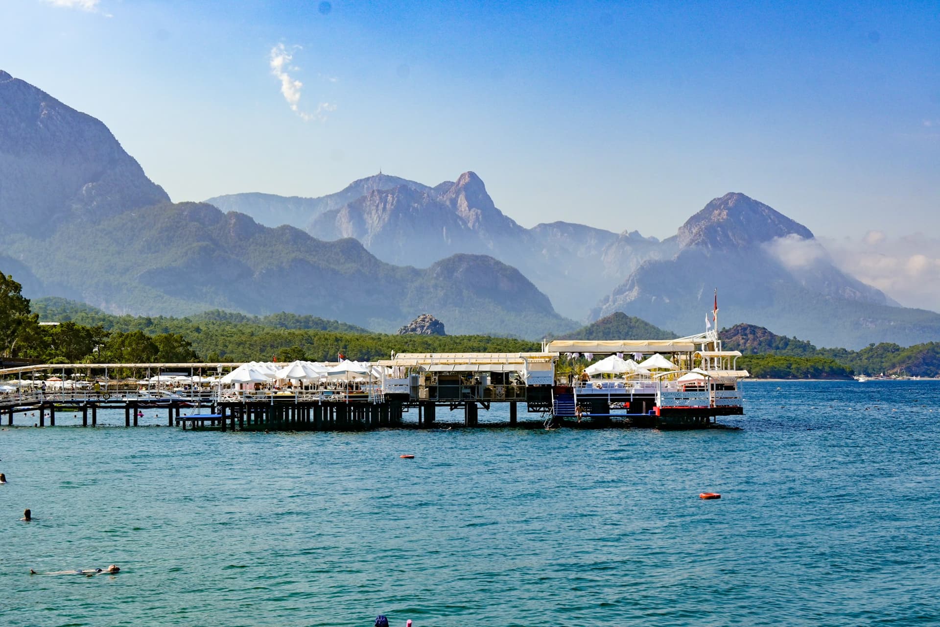 Kemer yat limanı ve dağlar