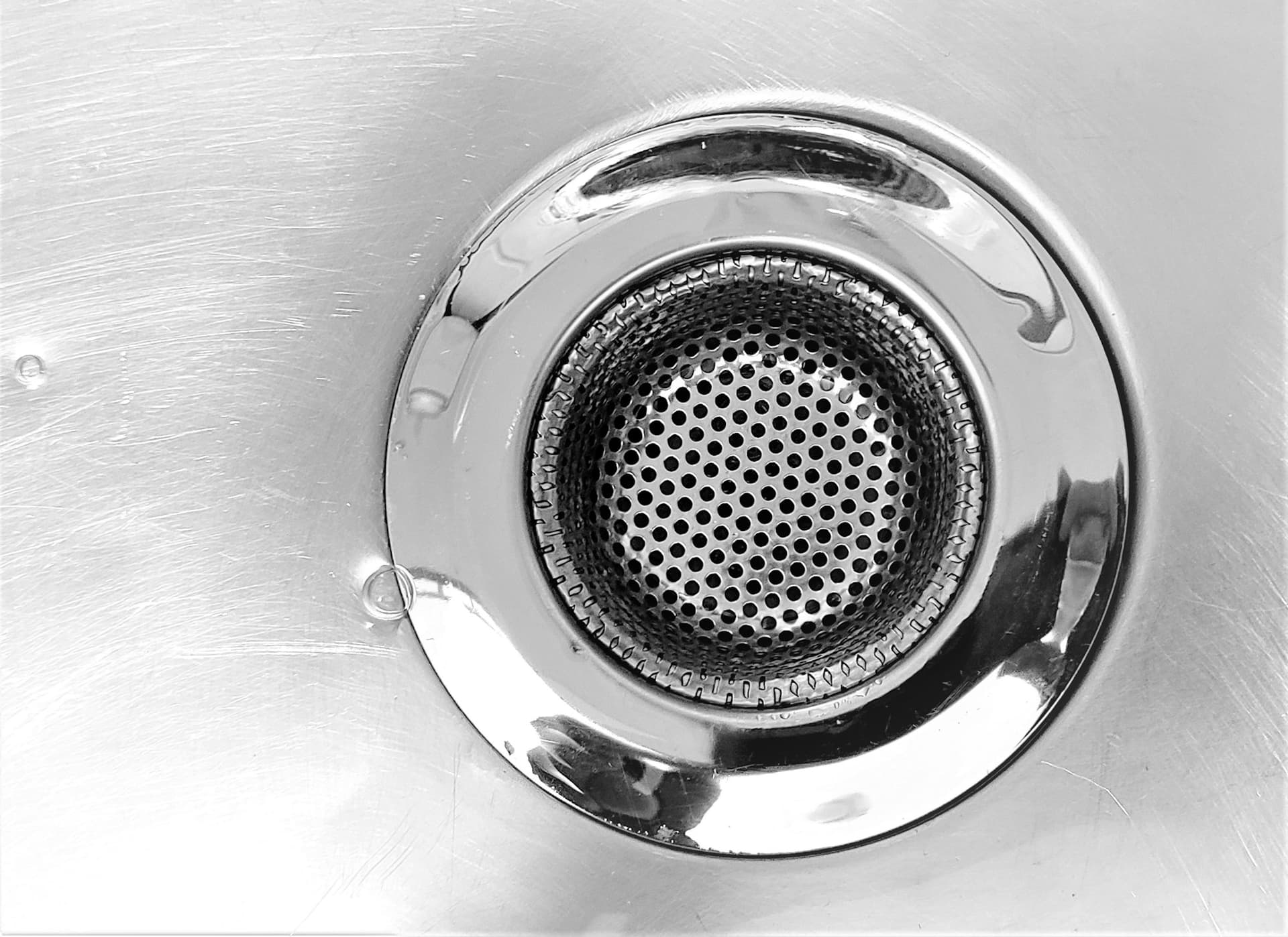 Paslanmaz çelik lavabo gideri yakın çekim