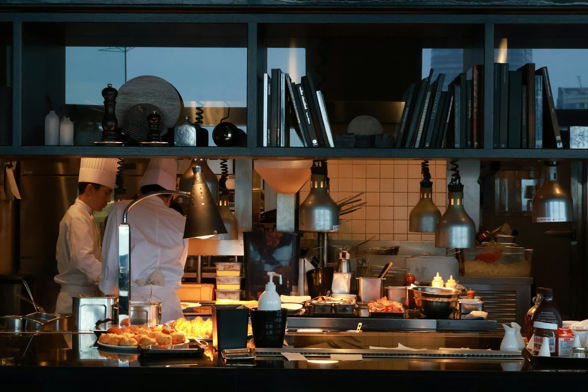 Yoğun çalışan profesyonel restoran mutfağı